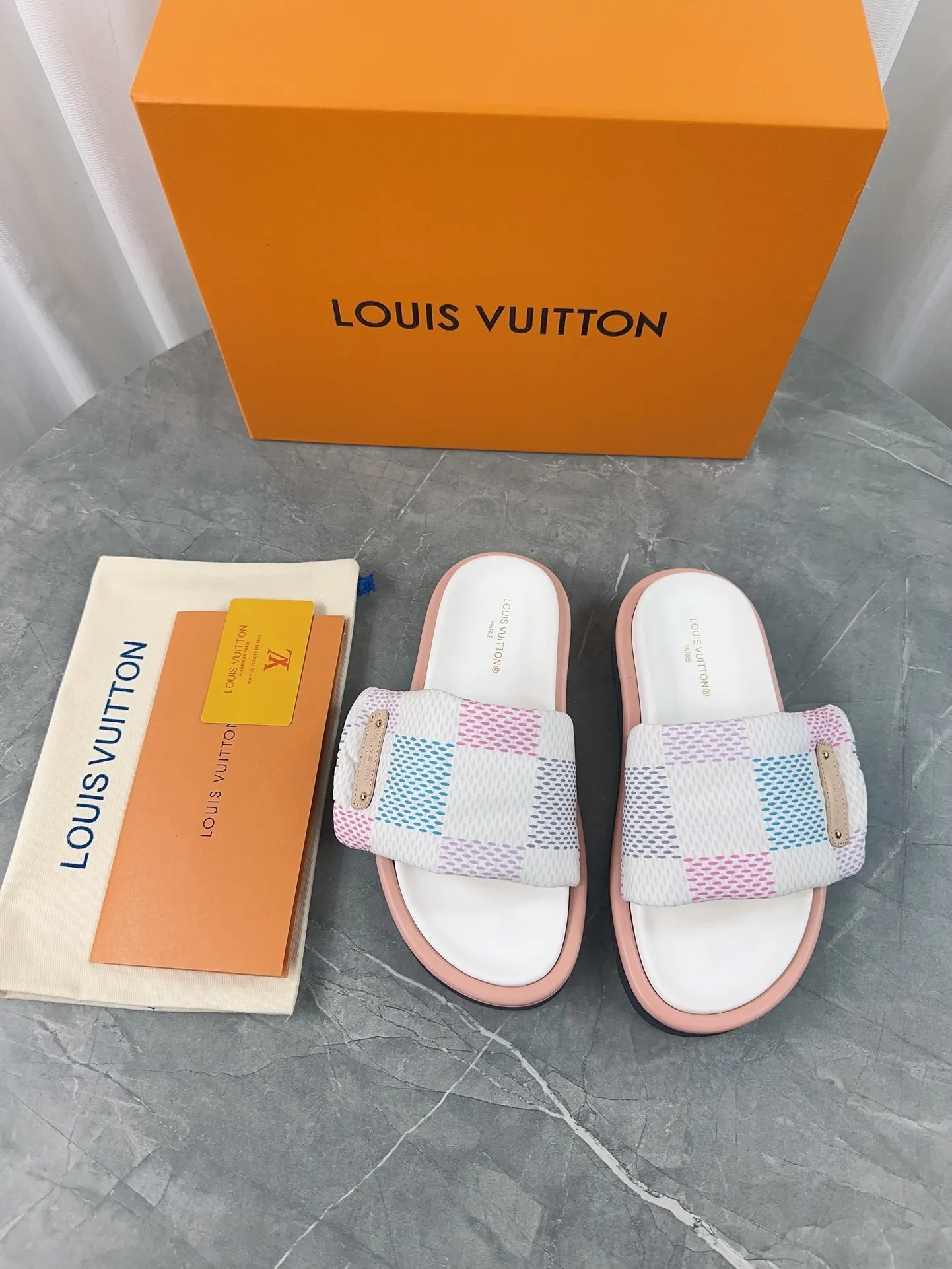 👟👟Ex-factory price 360👟👟 Women's Shoes Women's Clothing LV Donkey Brand L Home 2024 Hot Style Embossed Logo Embossed Sandals This Pool Pillow Comfort flat sandals are made of technical fabrics and use high-frequency embossing technology to reinterpret the Monogram pattern. Soft padded upper with adjustable Velcro, comfortable and tough insole adds harmonious color ▪️Fabric: Original customized technical fabric ▪️Lining: soft sheepskin lining ▪️Sole: Original open-molded rubber foam outsole Color: sky blue. Yellow. Black ▪️Size: 35-45